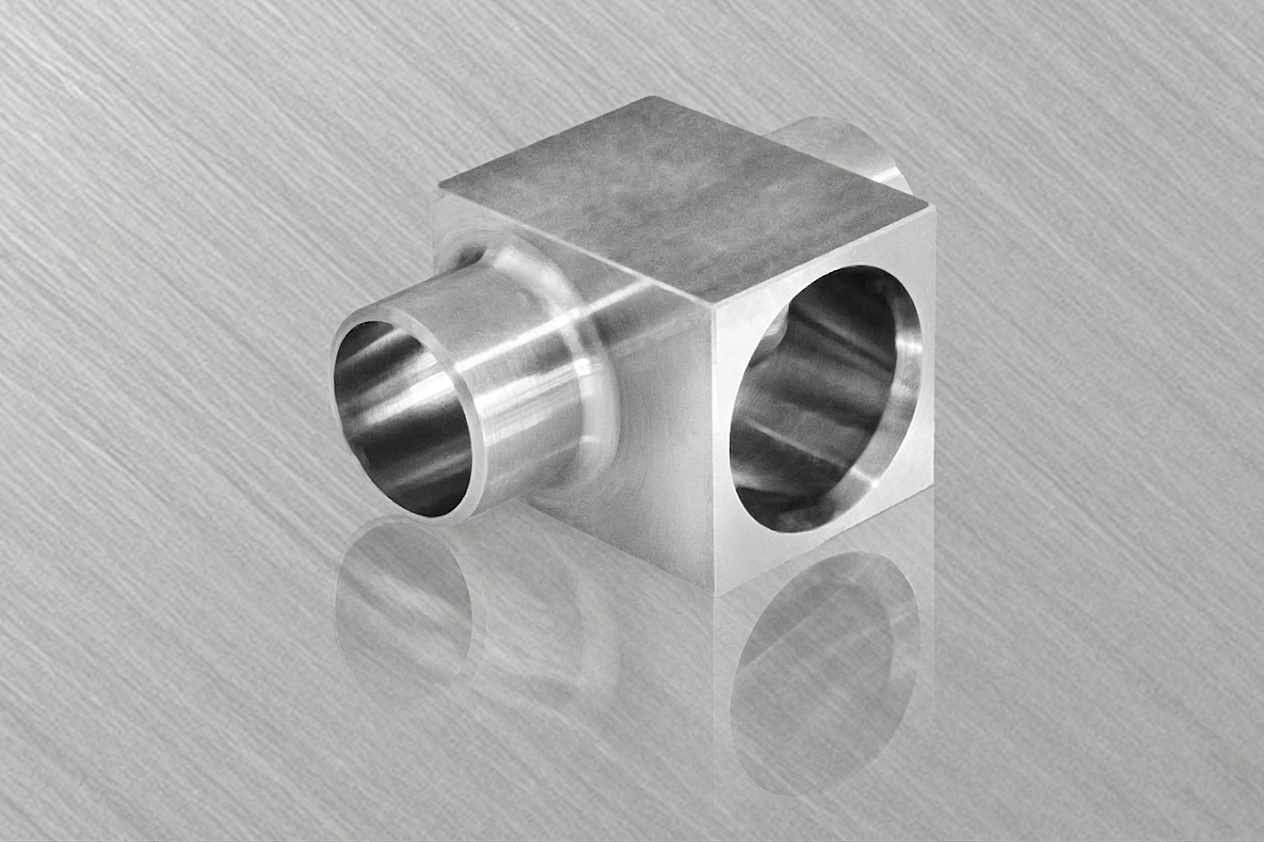 Mühelose, glänzende Metallkomponente mit quadratischer Form und zylindrischem Anschluss.